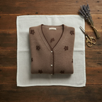 Kasjmier vest met V-hals en geborduurde accenten