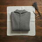 Kasjmier vest met capuchon en knoopdetail