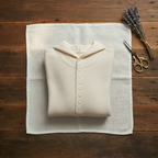 Kasjmier vest met capuchon en knoopdetail