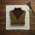 Jersey de cachemir con cuello de pico y logo en el pecho